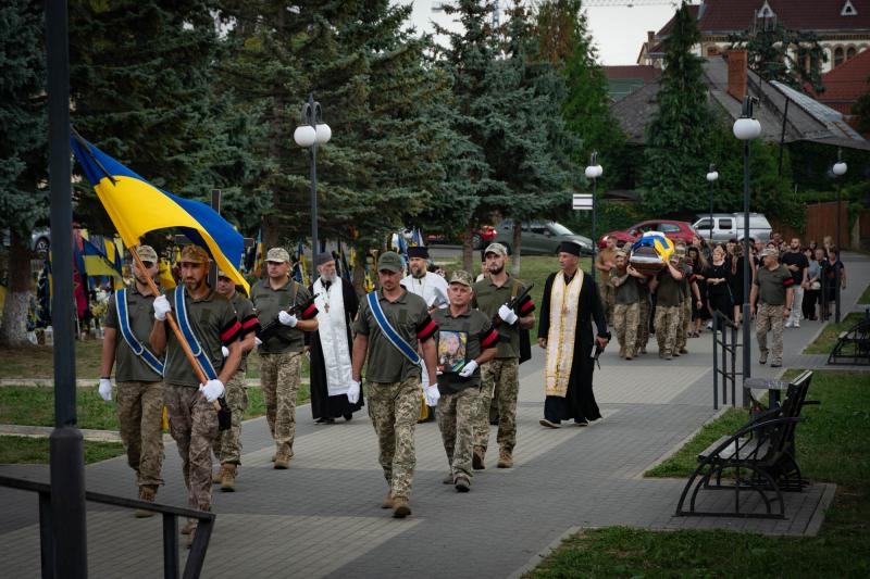 В Ужгороді сьогодні, 30 серпня, в останню земну дорогу проводжали 51-річного солдата Сергія Стрижака