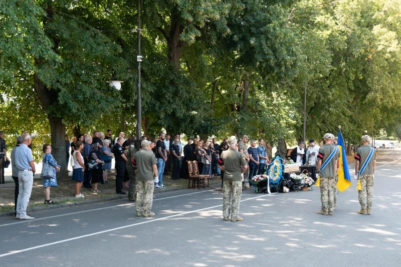 В Ужгороді сьогодні провели в останню земну дорогу 36-річного захисника Олександра Безегу