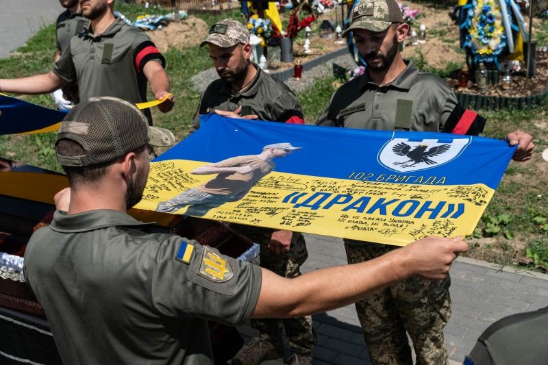 В Ужгороді сьогодні провели в останню земну дорогу 36-річного захисника Олександра Безегу