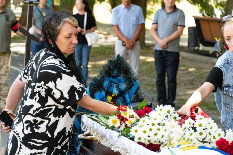 В Ужгороді сьогодні провели в останню земну дорогу 36-річного захисника Олександра Безегу