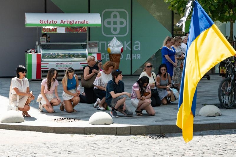 В Ужгороді сьогодні провели в останню земну дорогу 36-річного захисника Олександра Безегу