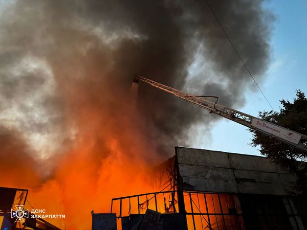 Вогнеборці Ужгородщини ліквідували масштабну пожежу в обласному центрі