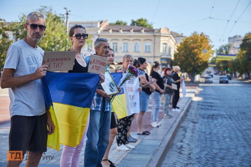 Вшанування пам'яті загиблих: у Кропивницькому зупинили рух центральною вулицею міста (ФОТО)