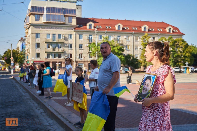 Вшанування пам'яті загиблих: у Кропивницькому зупинили рух центральною вулицею міста (ФОТО)