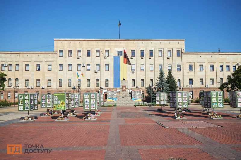 Вшанування пам'яті загиблих: у Кропивницькому зупинили рух центральною вулицею міста (ФОТО)