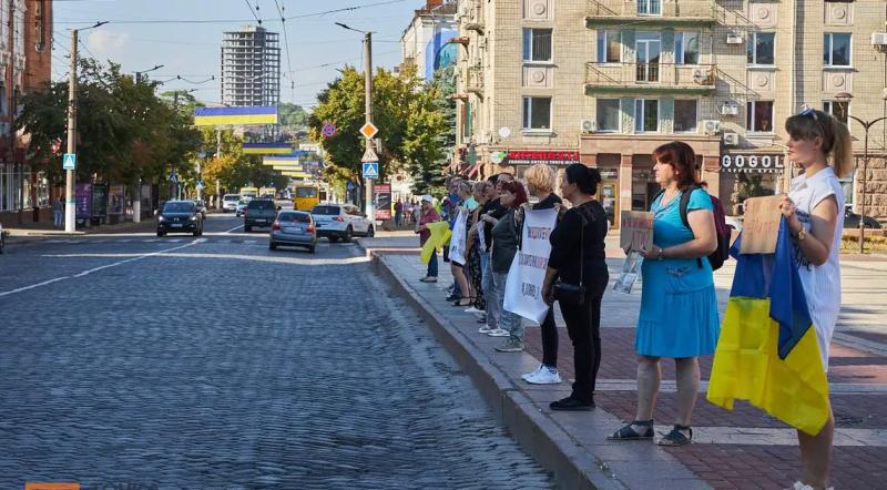 Вшанування пам'яті загиблих: у Кропивницькому зупинили рух центральною вулицею міста (ФОТО)