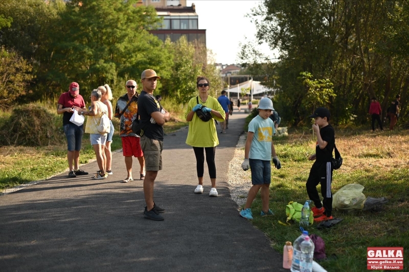 Захисники зеленої зони біля озера влаштували прибирання території (ФОТОРЕПОРТАЖ)