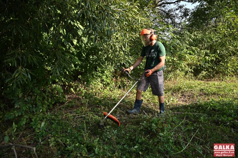 Захисники зеленої зони біля озера влаштували прибирання території (ФОТОРЕПОРТАЖ)