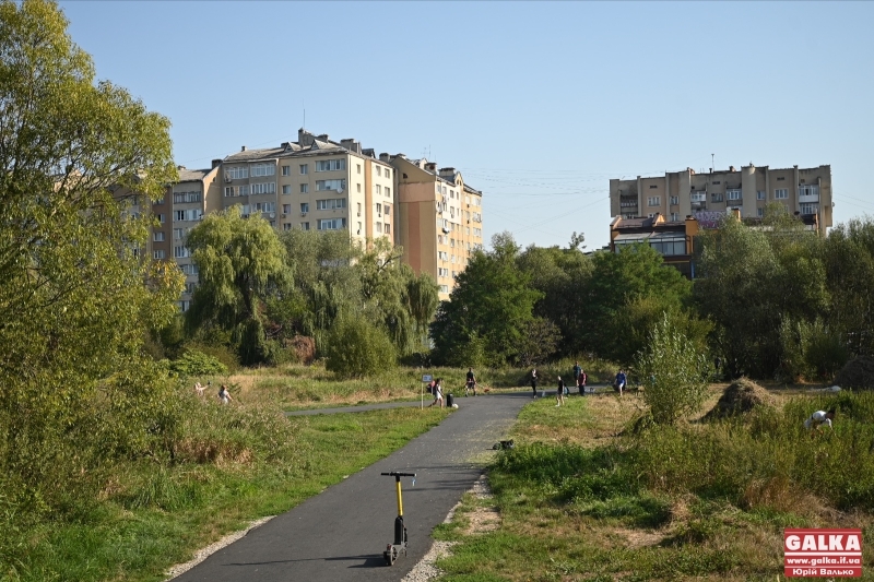 Захисники зеленої зони біля озера влаштували прибирання території (ФОТОРЕПОРТАЖ)