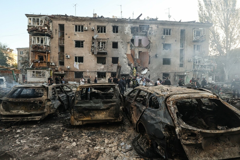 Бачимо – на нас стіни летять: що розповідають мешканці багатоповерхівки в Запоріжжі після авіаудару, - ФОТОРЕПОРТАЖ