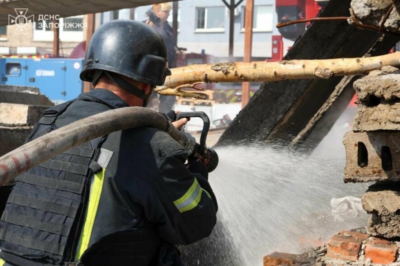 У Запорізькій області обстріли спричинили займання ангара з сільгосптехнікою і 13 будинків