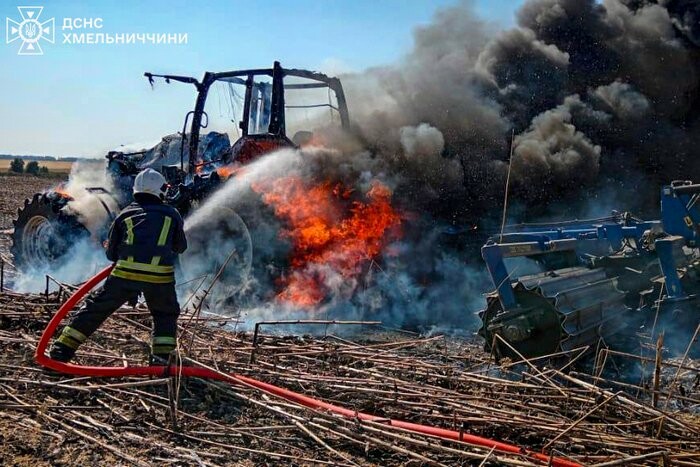 Пожежі на Хмельниччині: горіли господарчі споруди та трактор "NEW HOLLAND"