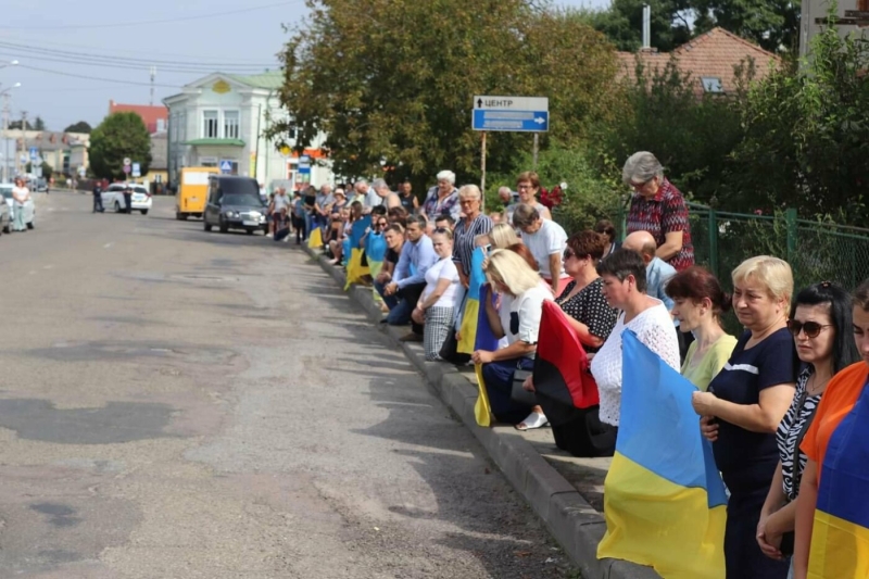 "Сотні людей стали на коліна": на Львівщині попрощалися із загиблим військовим з Прикарпаття (ФОТО)