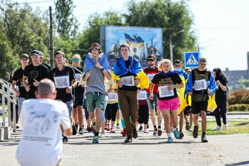 Біжу за полонених: в Запоріжжі рідні оборонців Маріуполя влаштували забіг по Набережній, - ФОТОРЕПОРТАЖ