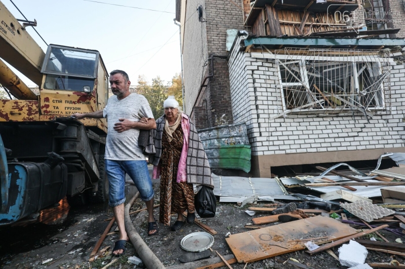 Бачимо – на нас стіни летять: що розповідають мешканці багатоповерхівки в Запоріжжі після авіаудару, - ФОТОРЕПОРТАЖ