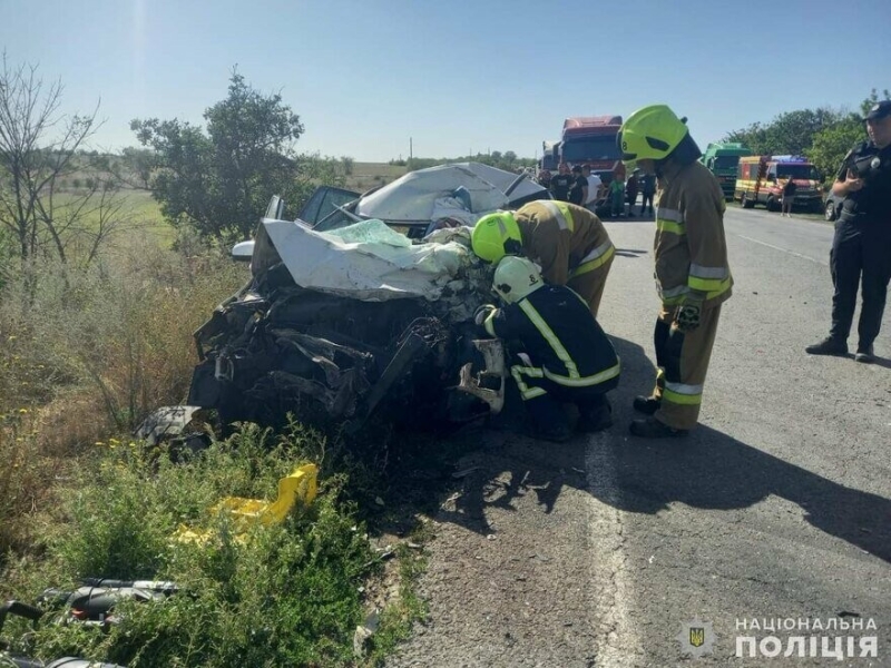 ДТП на Миколаївщині: на дорозі М-14 одна людина загинула та двоє травмувались, - ФОТО