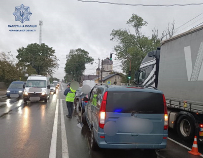 ДТП у селі під Чернівцями: зіткнулися три автівки, рух ускладнено