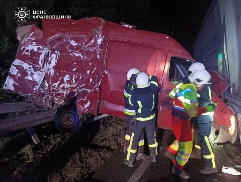 Фура зім'яла бус, як бляшанку: карколомна ДТП на Прикарпатті (ФОТО)