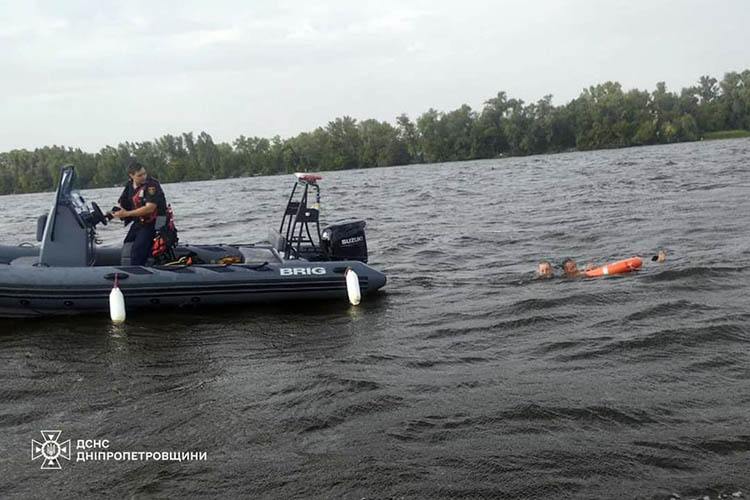 На набережній Дніпра врятували чоловіка з води