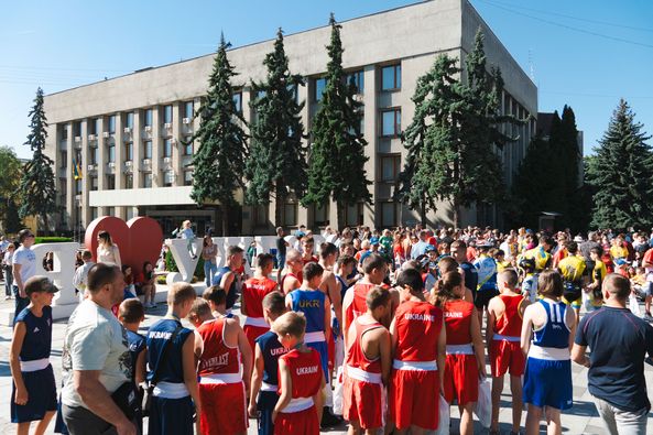 Понад 430 спортсменів взяли участь у «Ході чемпіонів» в Ужгороді