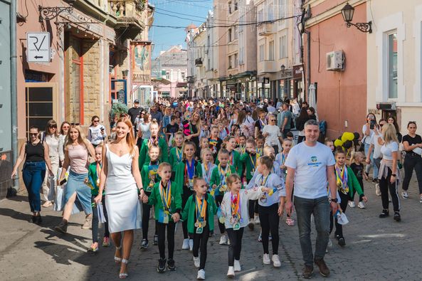 Понад 430 спортсменів взяли участь у «Ході чемпіонів» в Ужгороді