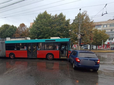 Ще одна ДТП у Чернівцях: авто зіткнулося із тролейбусом