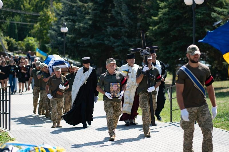 В Ужгороді сьогодні попрощалися із 35-річним захисником – солдатом Віктором Яцолою