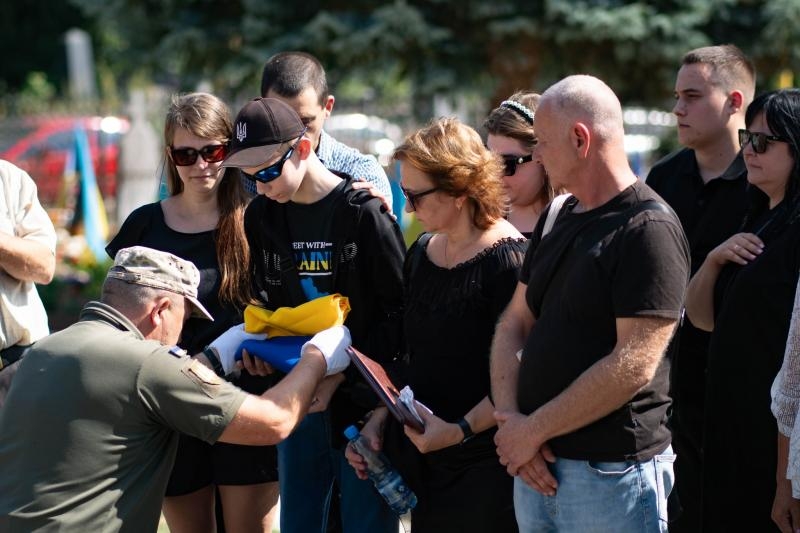 В Ужгороді сьогодні попрощалися із 35-річним захисником – солдатом Віктором Яцолою