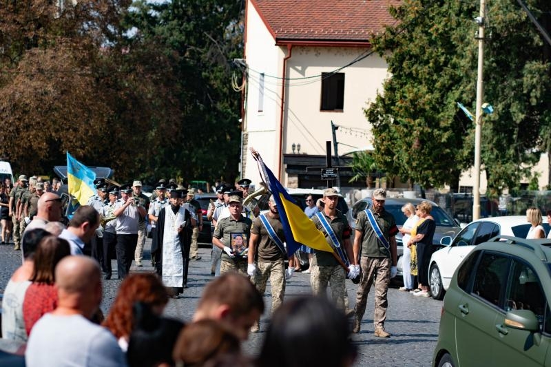 В Ужгороді сьогодні попрощалися із 35-річним захисником – солдатом Віктором Яцолою