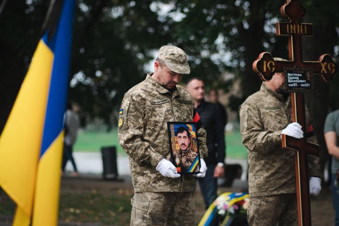 В Ужгороді сьогодні попрощалися із 52-річним захисником – старшим солдатом Едуардом Кострабою