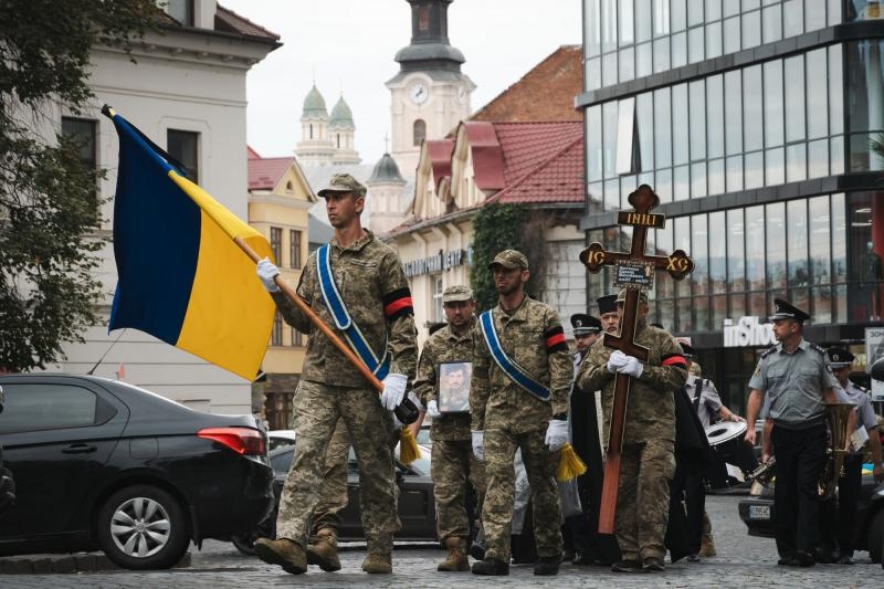 В Ужгороді сьогодні попрощалися із 52-річним захисником – старшим солдатом Едуардом Кострабою