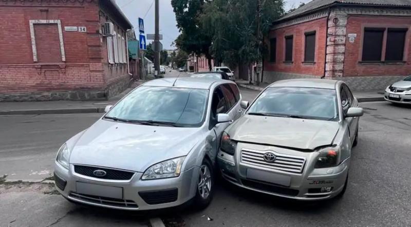 Водій легковика Ford не поступився Toyota: у Кропивницькому на перехресті сталась ДТП