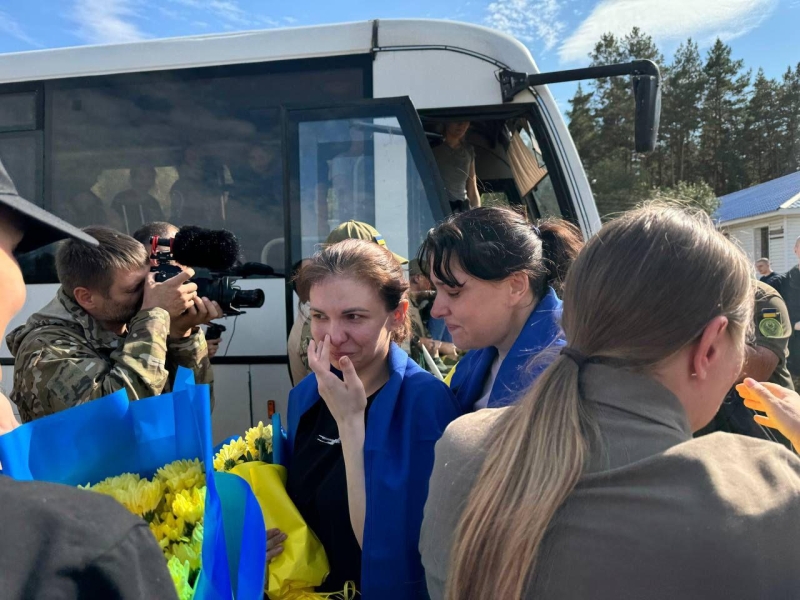 З російського полону додому повернули ще 49 захисників і цивільних (ФОТО)