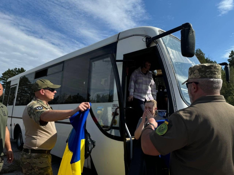 З російського полону додому повернули ще 49 захисників і цивільних (ФОТО)