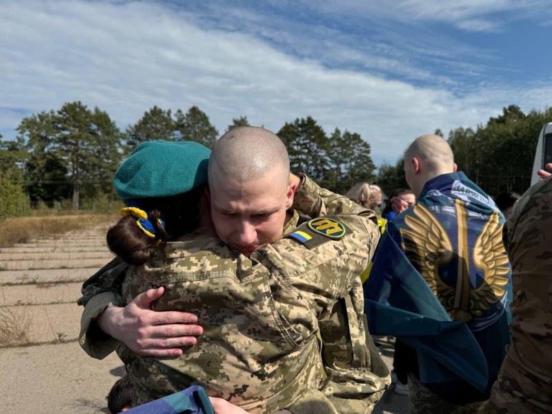 З російського полону додому повернули ще 49 захисників і цивільних (ФОТО)