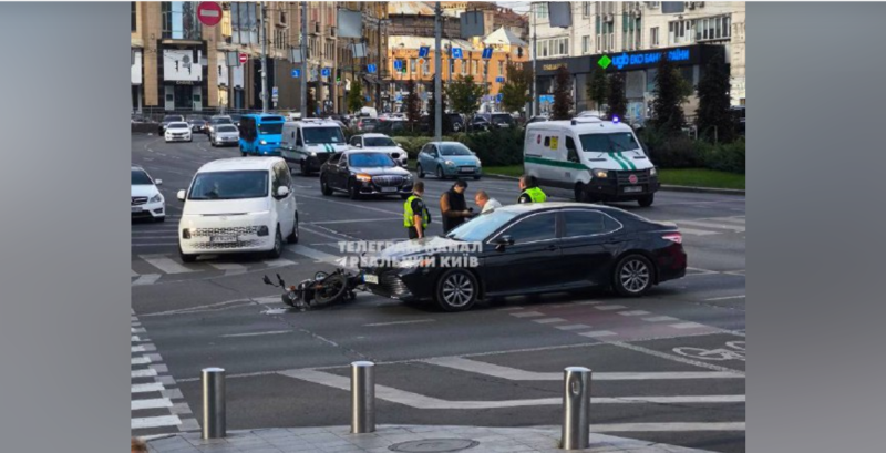 У центрі столиці мотоцикл влетів в авто, рух ускладнено (фото)