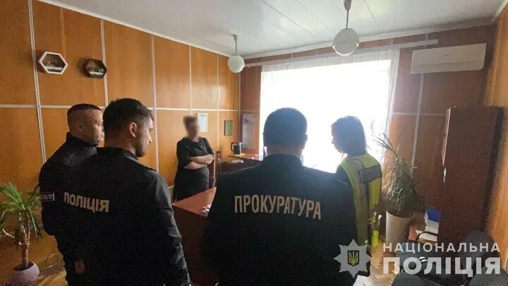 Фото дня, "доларові килими" в тренді: директорка медичної установи за хабар обіцяла вплинути на МСЕК