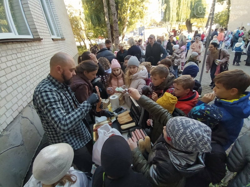 Тернопільська початкова школа зібрала понад 80 000 гривень  для ЗСУ на благодійному ярмарку (ФОТО)