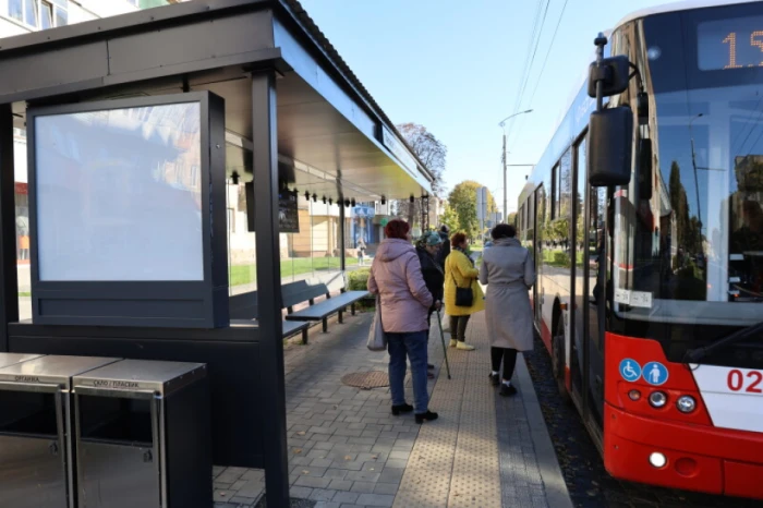 Цьогоріч у Луцьку зʼявилося вісім розумних зупинок за понад шість мільйонів гривень