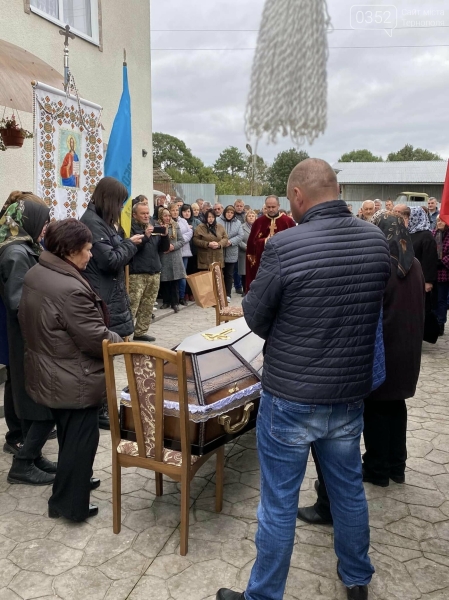 Односельчани не стримували сліз: на Тернопільщині попрощались із загиблим захисником (ФОТО)