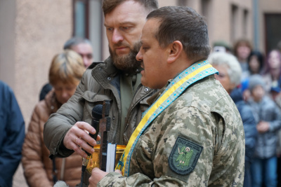 "Дуже сумуємо за ним": у Чернівцях відкрили меморіальну дошку загиблому Герою