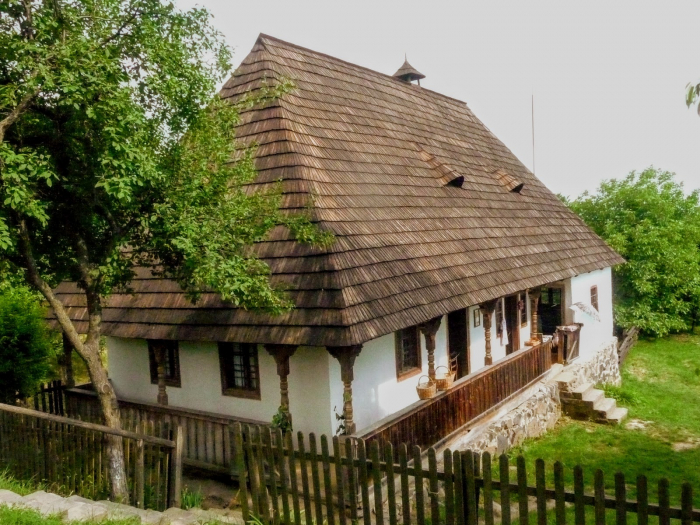 Майстри із Великих Сорочинців реставрують дах на хаті - пам&apos;ятці архітектури - на території Ужгородського скансену