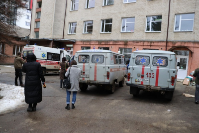 «Місце, де батьки мали одужати, стало їхньою могилою»: сини загиблих у Чернівцях пацієнтів уже кілька років добиваються правди