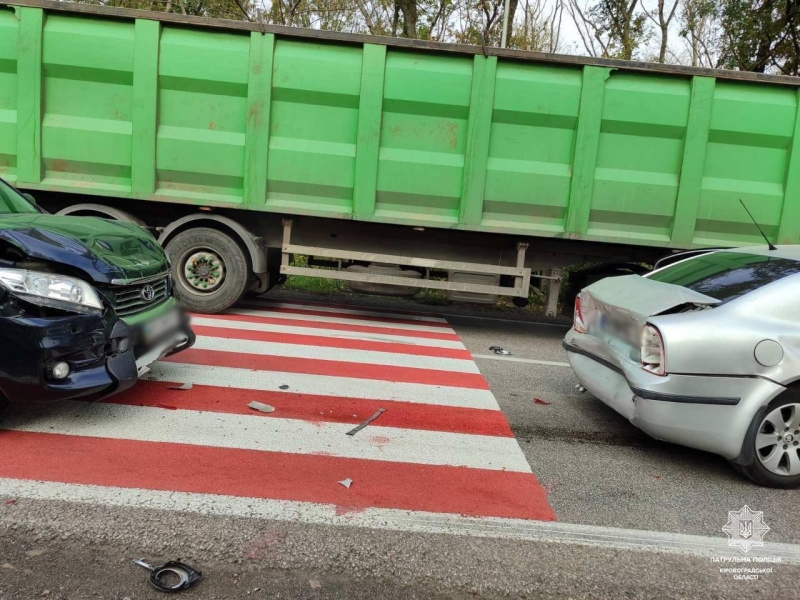 На трасі в Кіровоградській області водій авто Toyota вʼїхав у машину Skoda