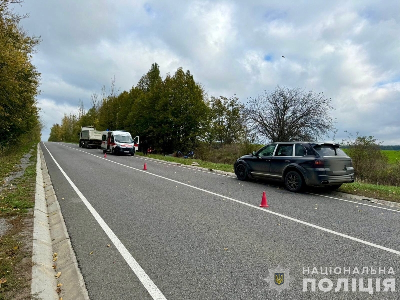 На Вінниччині Porsche Cayenne зіткнувся з моторолером-трициклом