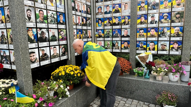 Покладання квітів на честь загиблих воїнів у Вінниці (Фоторепортаж)