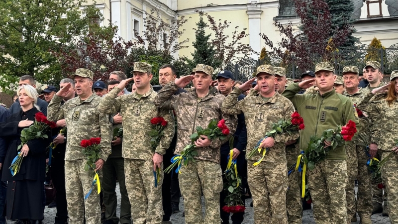 Покладання квітів на честь загиблих воїнів у Вінниці (Фоторепортаж)