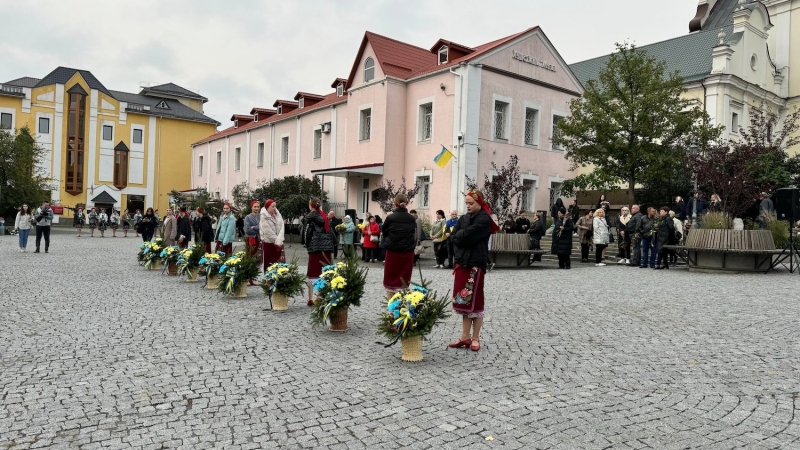 Покладання квітів на честь загиблих воїнів у Вінниці (Фоторепортаж)