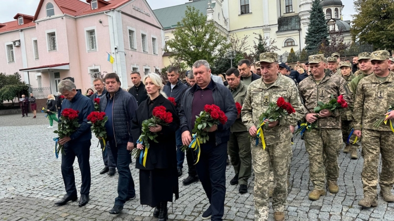 Покладання квітів на честь загиблих воїнів у Вінниці (Фоторепортаж)