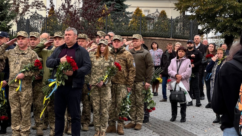 Покладання квітів на честь загиблих воїнів у Вінниці (Фоторепортаж)